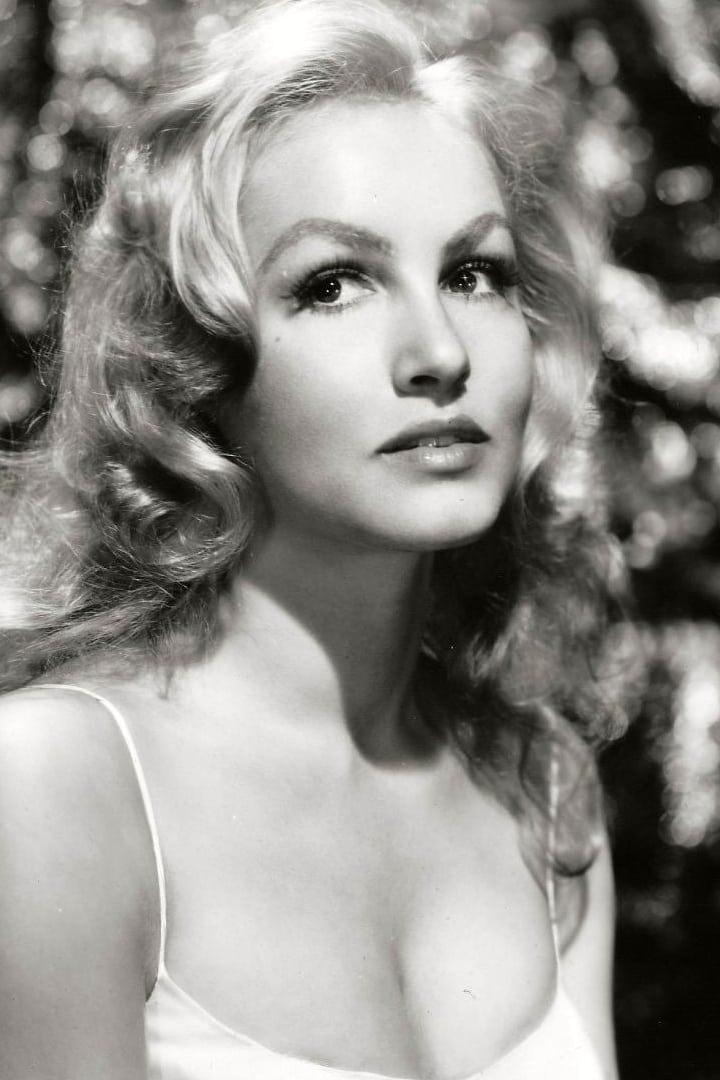 بازیگر Julie Newmar  