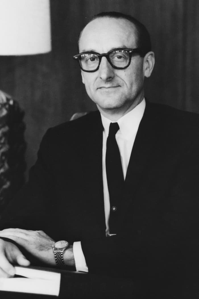 بازیگر George E. Mueller  