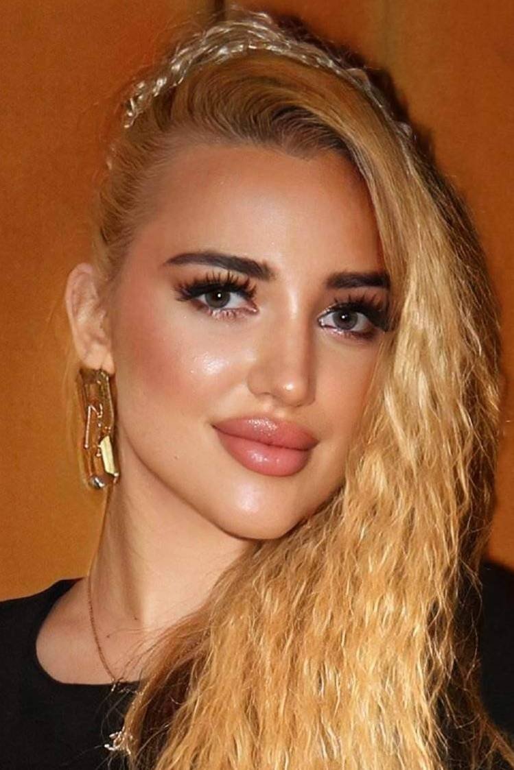 بازیگر Monique Bartnik  