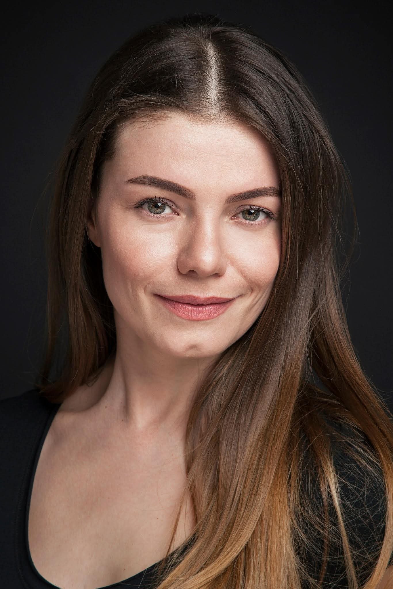 بازیگر Ebru Helvacıoğlu  