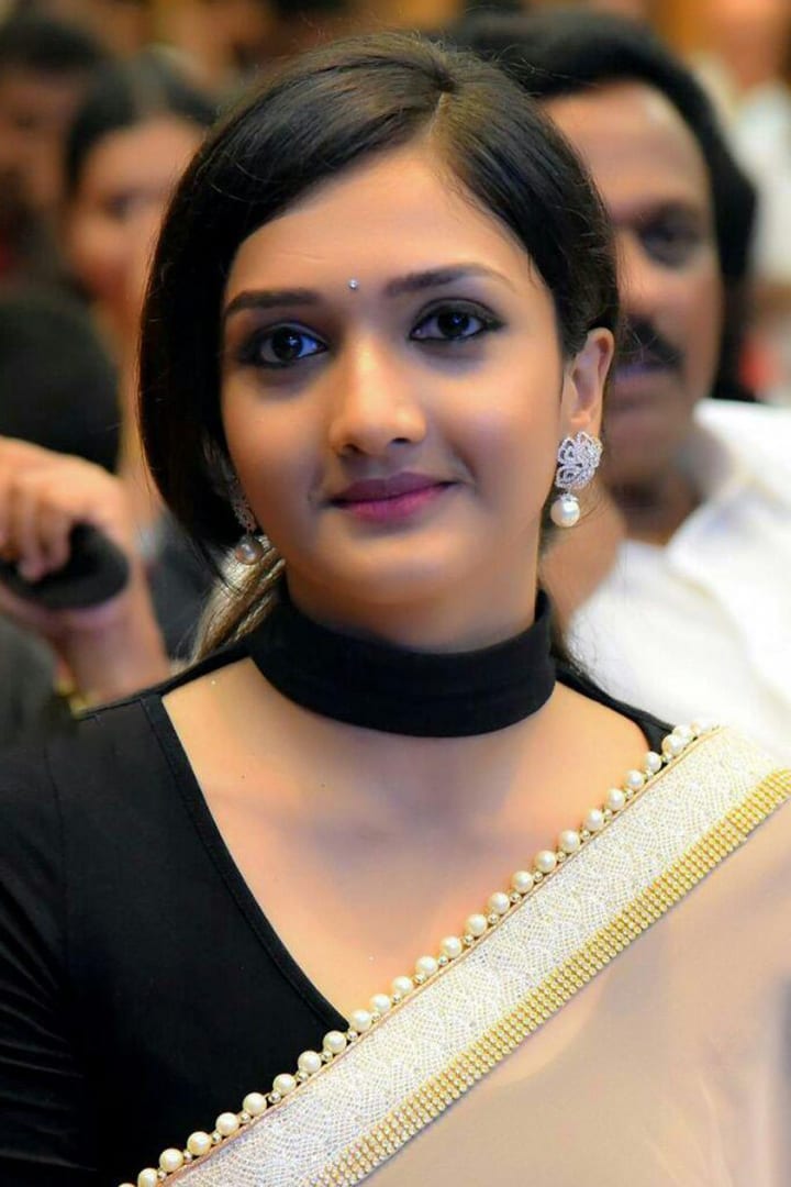 بازیگر Surabhi Santosh  