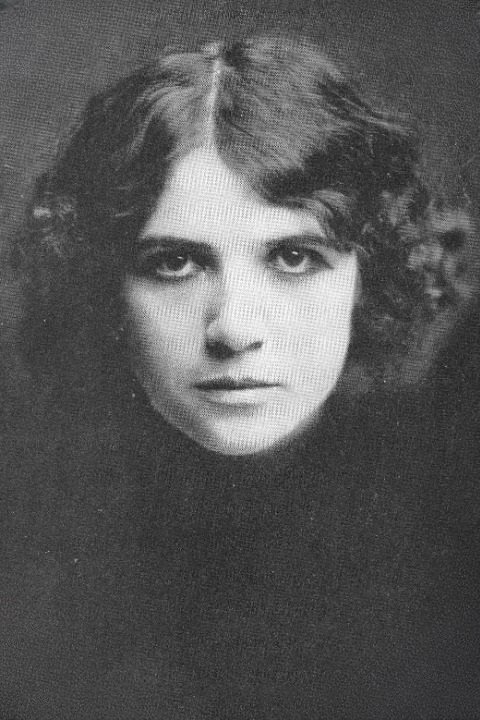 بازیگر Mona Darkfeather  