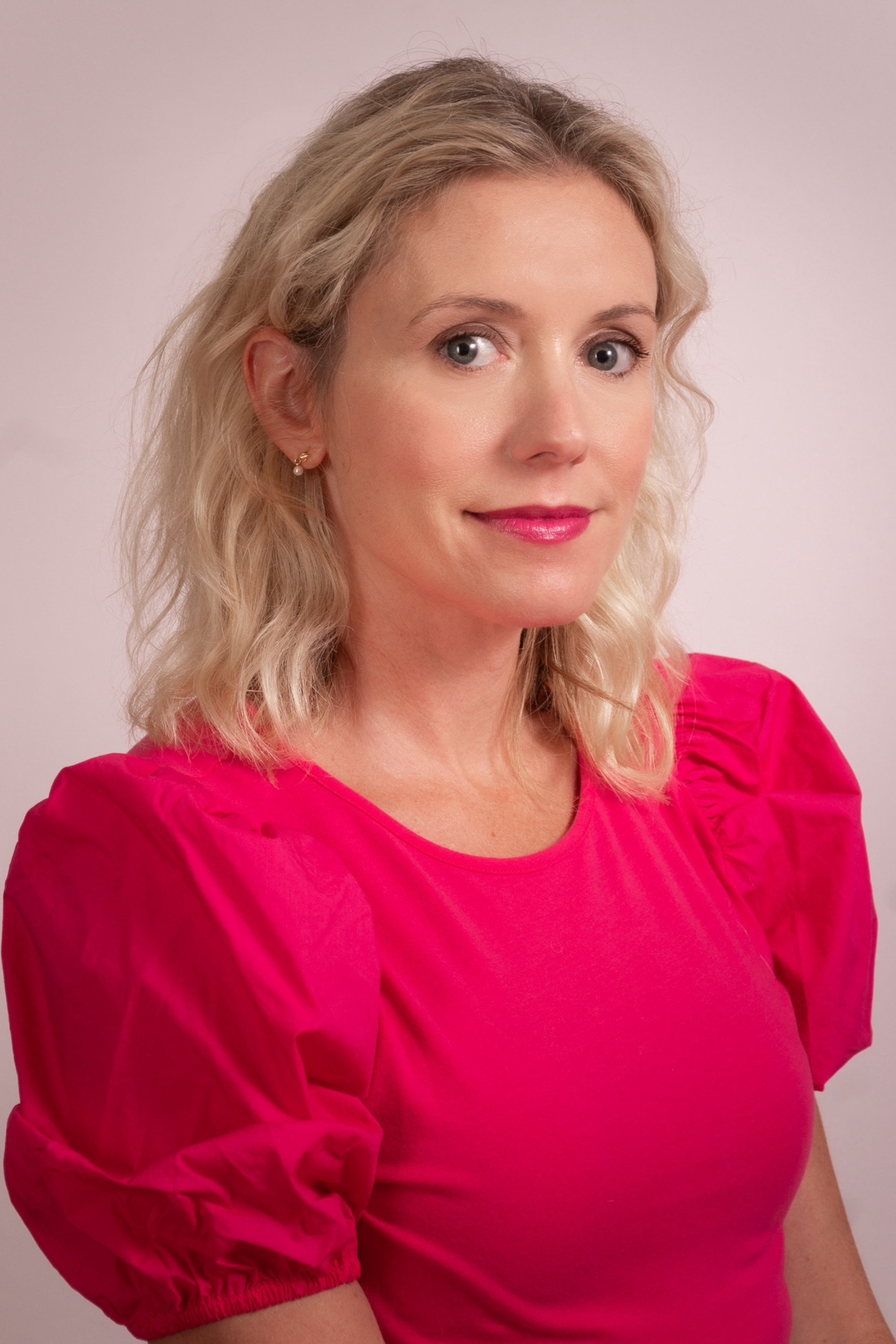 بازیگر Lora Hogan  