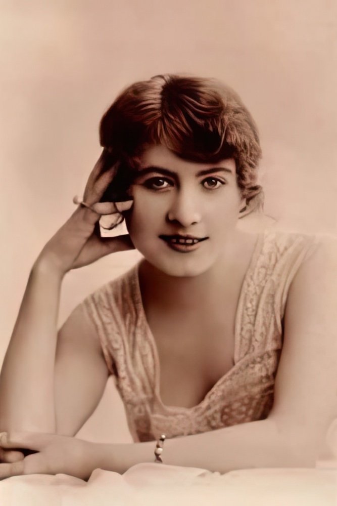 بازیگر Jeanne Saint-Bonnet  