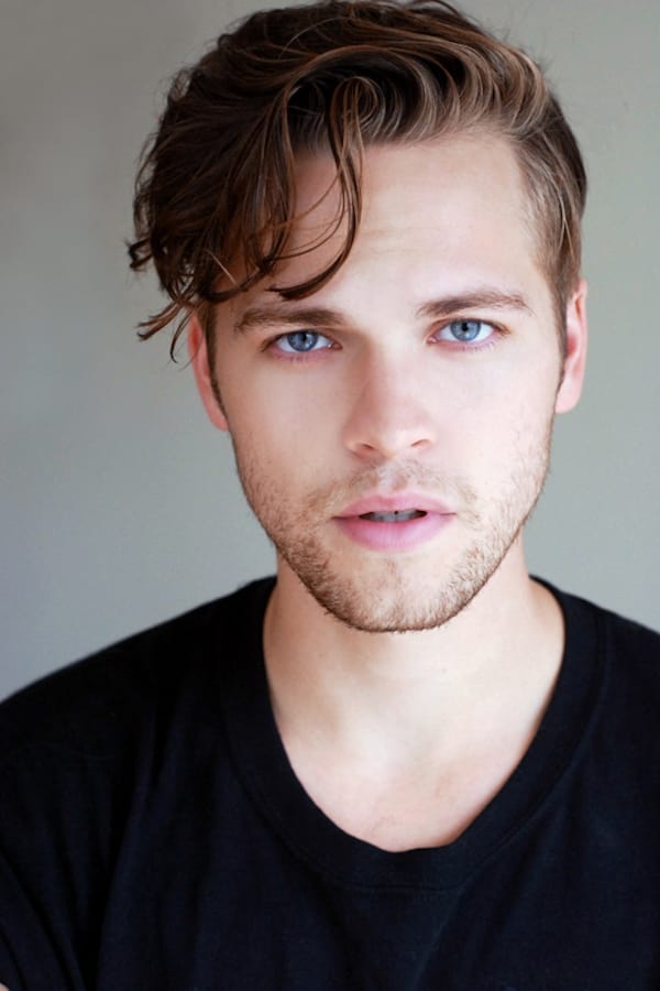 بازیگر Alexander Calvert  