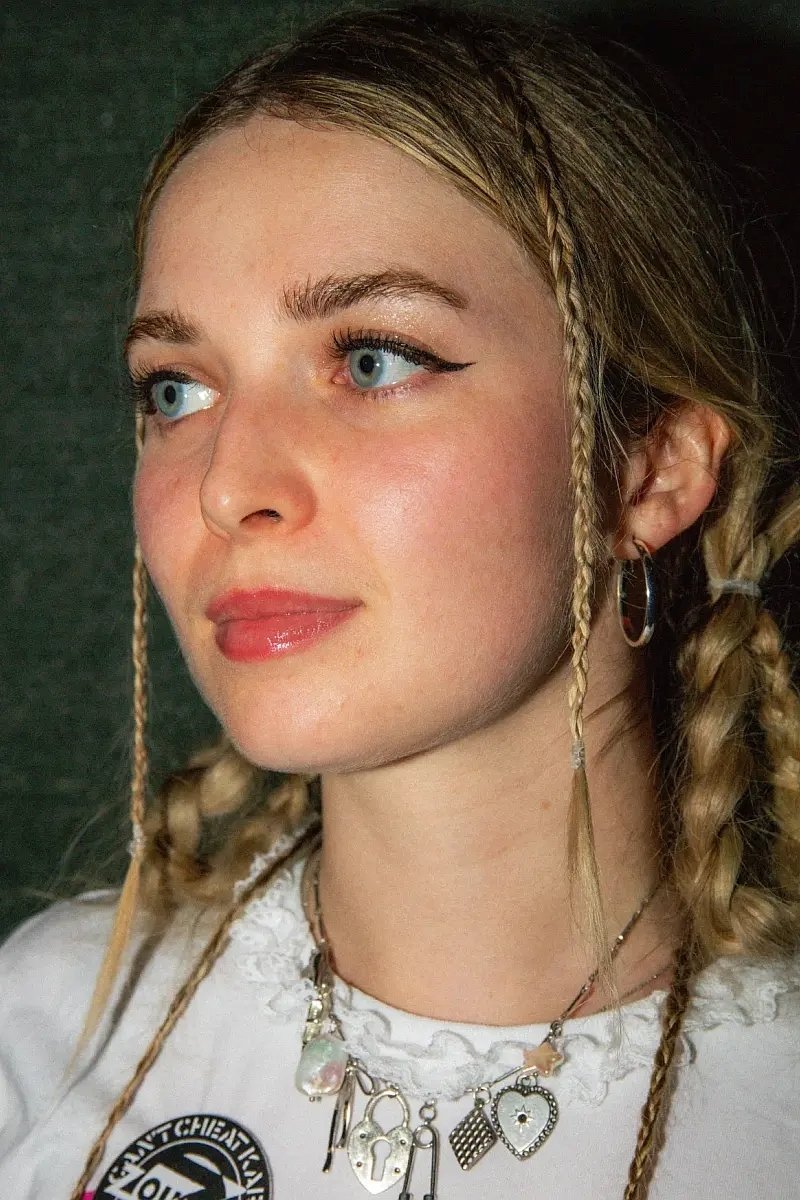 بازیگر Meg Mills  