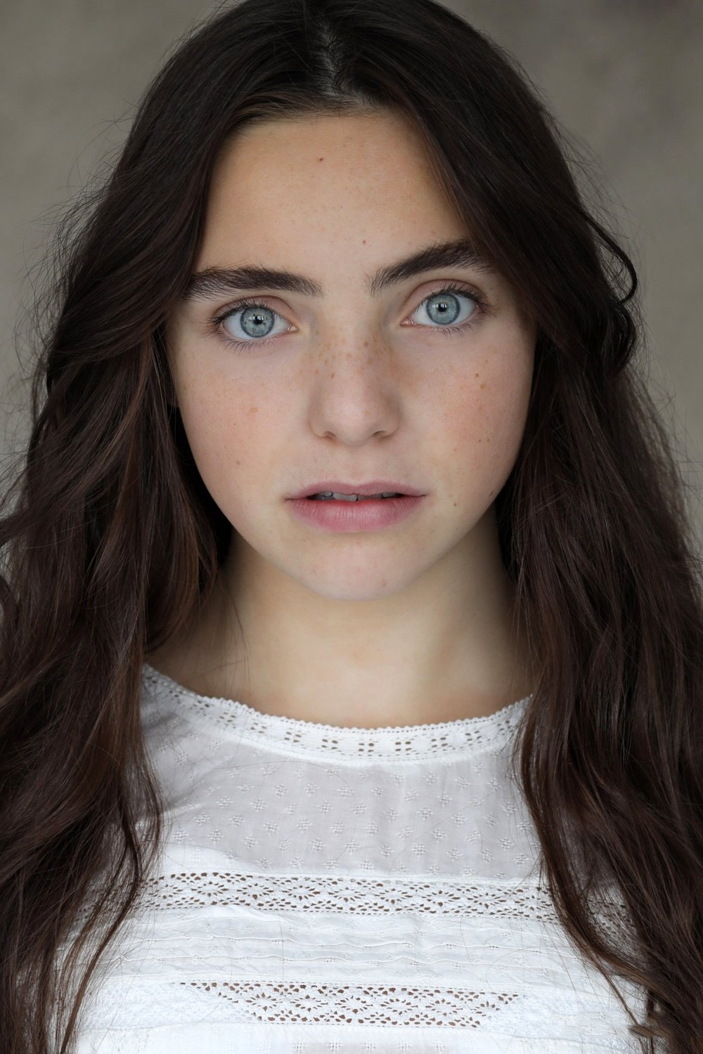 بازیگر Lucy Allix  