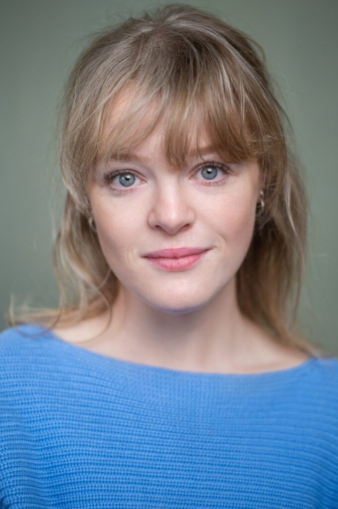 بازیگر Aine Flanagan  