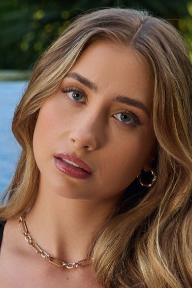بازیگر Lily Phillips  