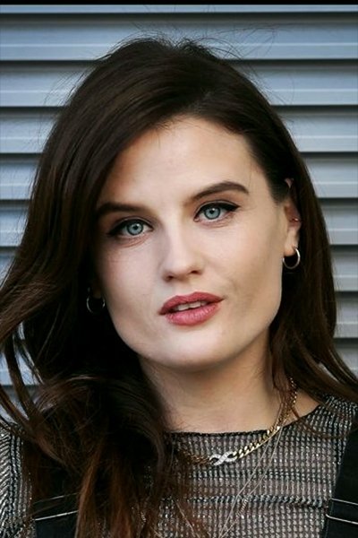 بازیگر Nika McGuigan  