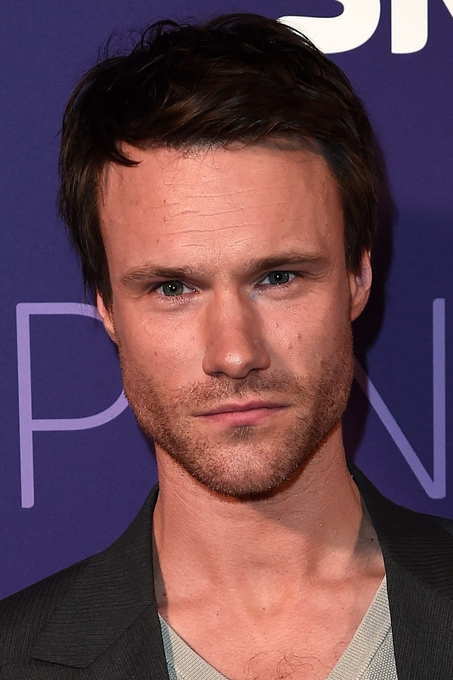 بازیگر Hugh Skinner  