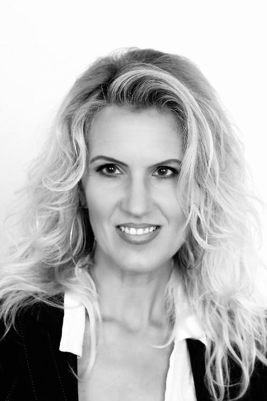 بازیگر Lisa Barrett-Brown  