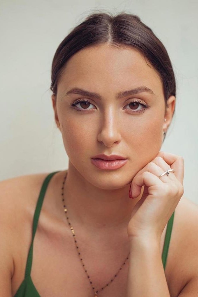 بازیگر Léora Barbara  