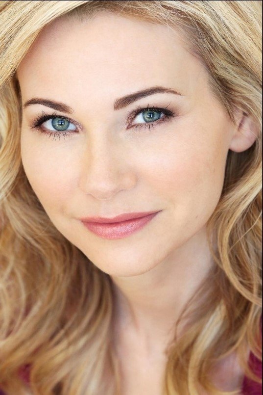 بازیگر Julia Lee  