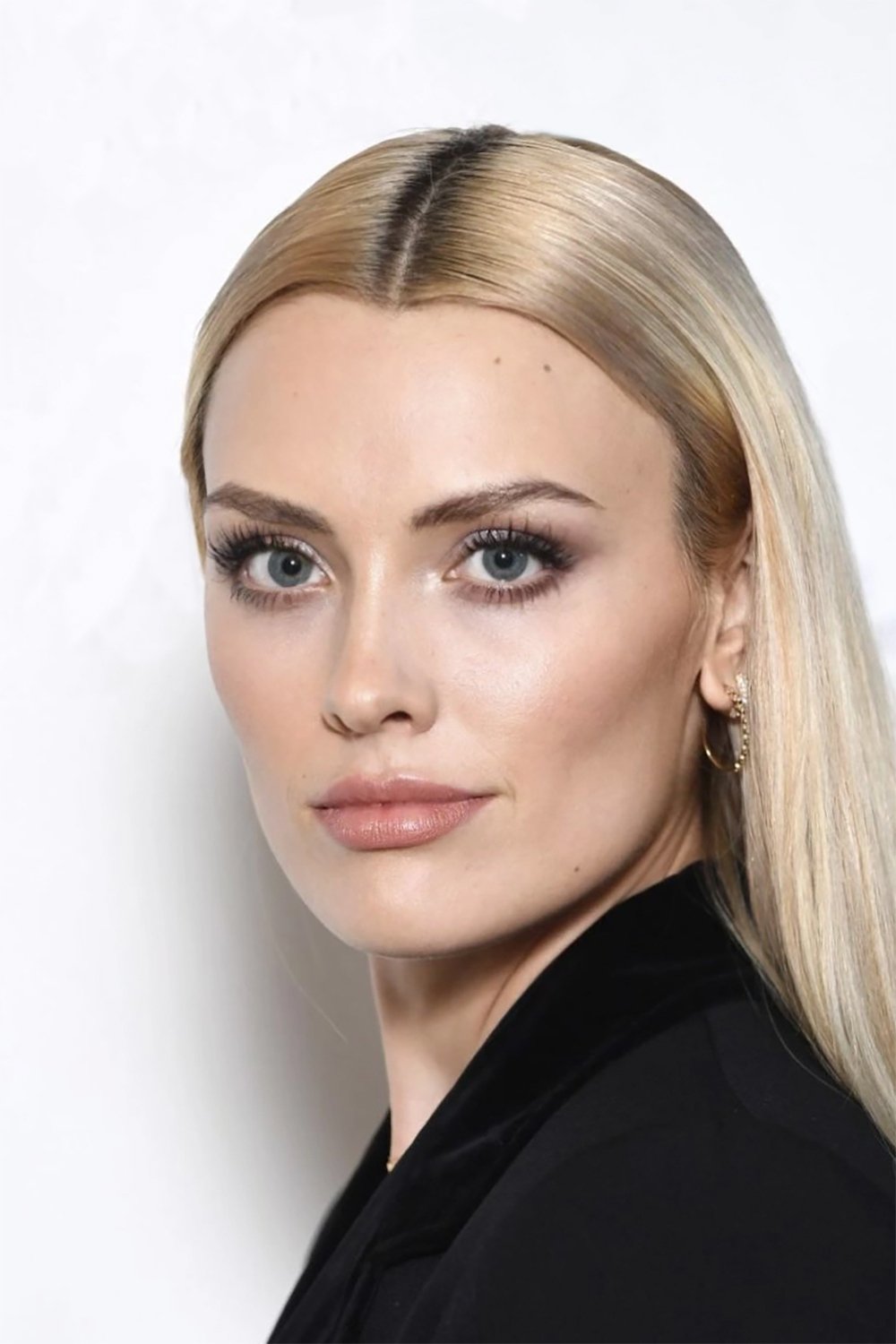 بازیگر Wallis Day  