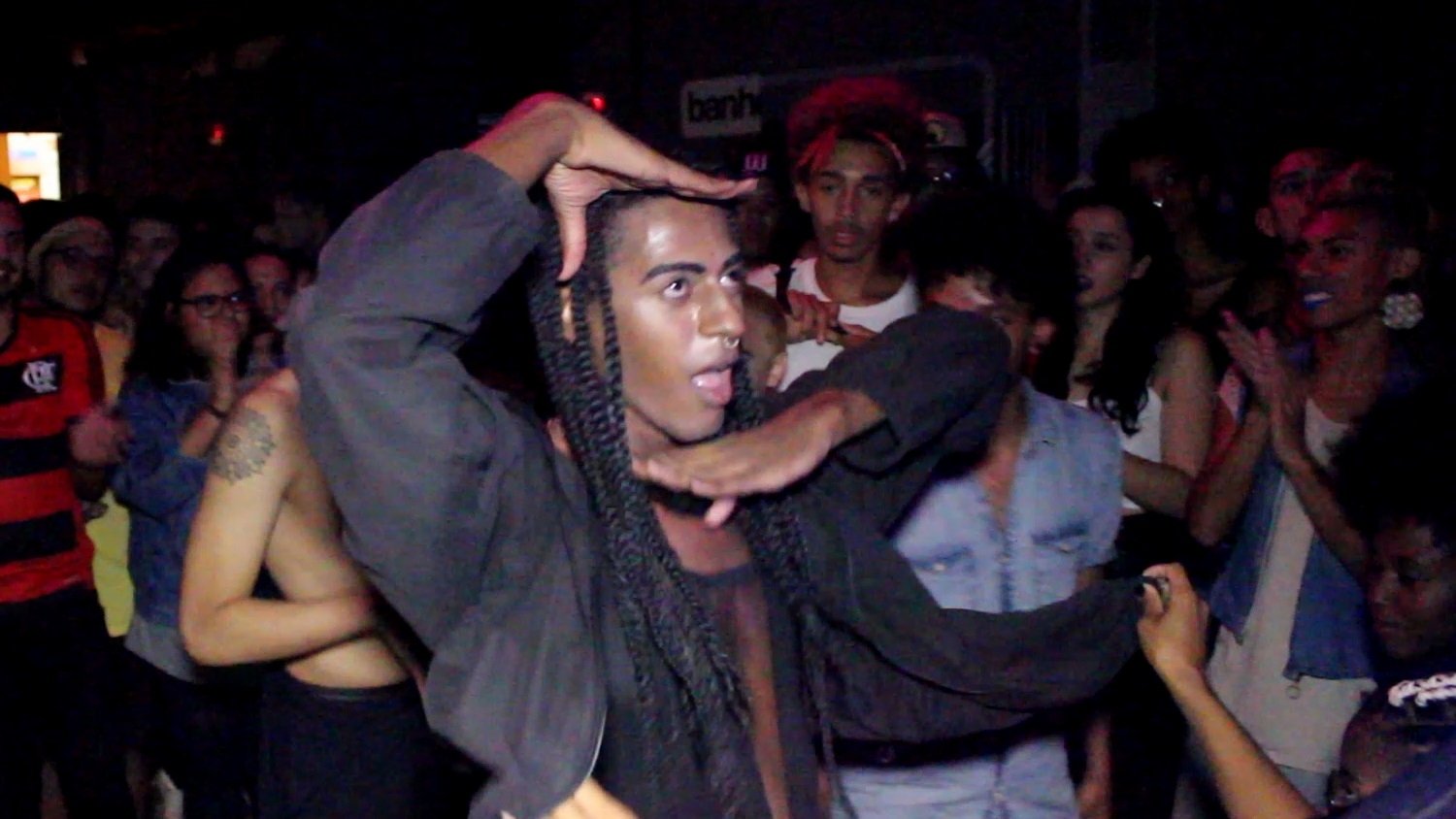 e segura essa pose para nós|e segura essa pose para nós