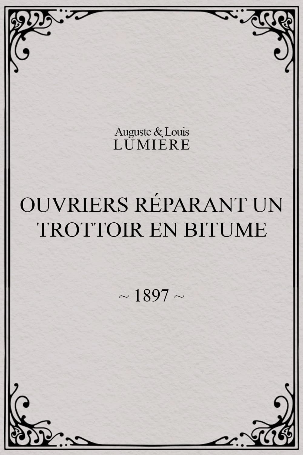 Ouvriers réparant un trottoir en bitume