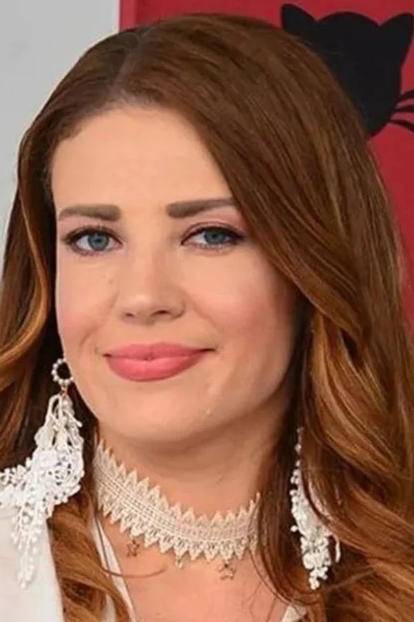 بازیگر Esra Sönmezer  