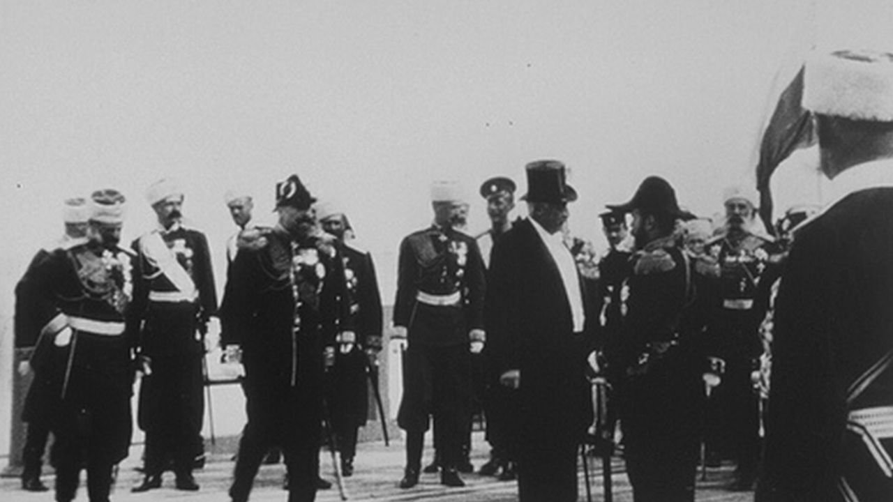 Arrivée de M. le président et du tsar à Peterhof|Arrivée de M. le président et du tsar à Peterhof