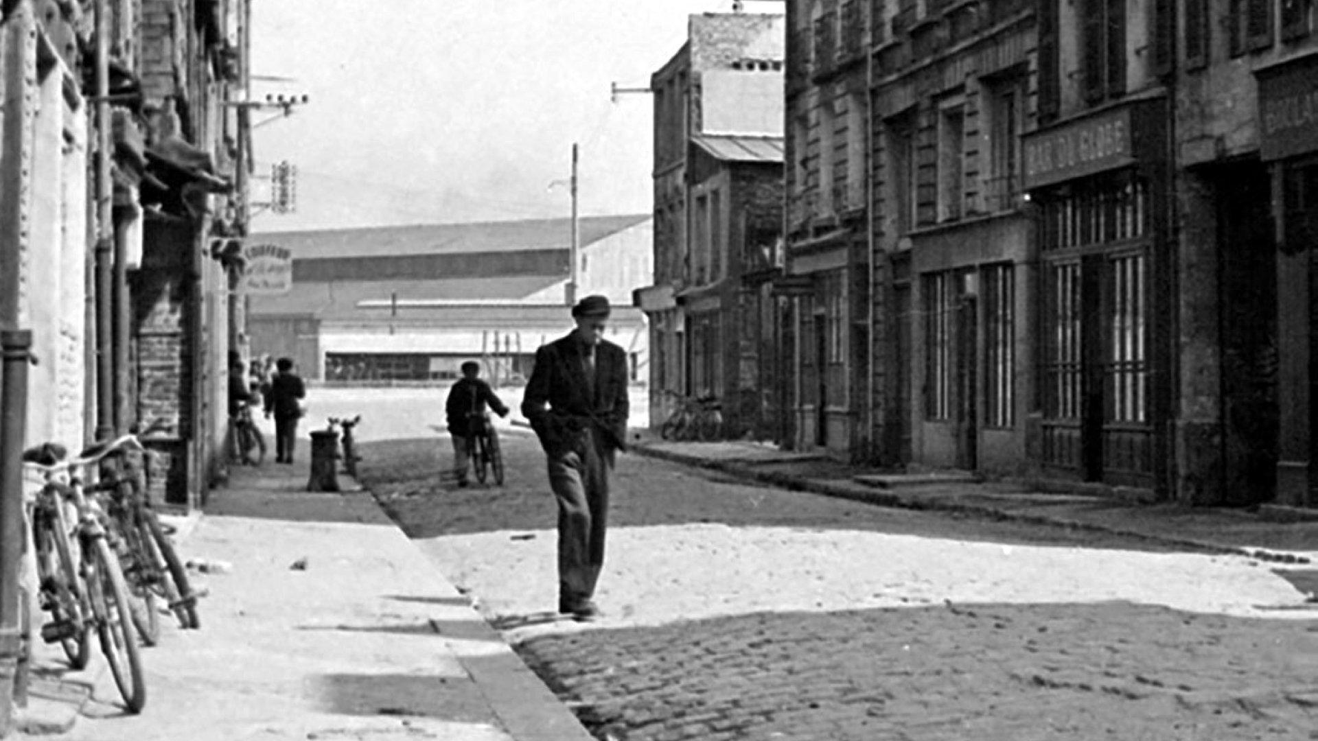 Un homme marche dans la ville|Un homme marche dans la ville