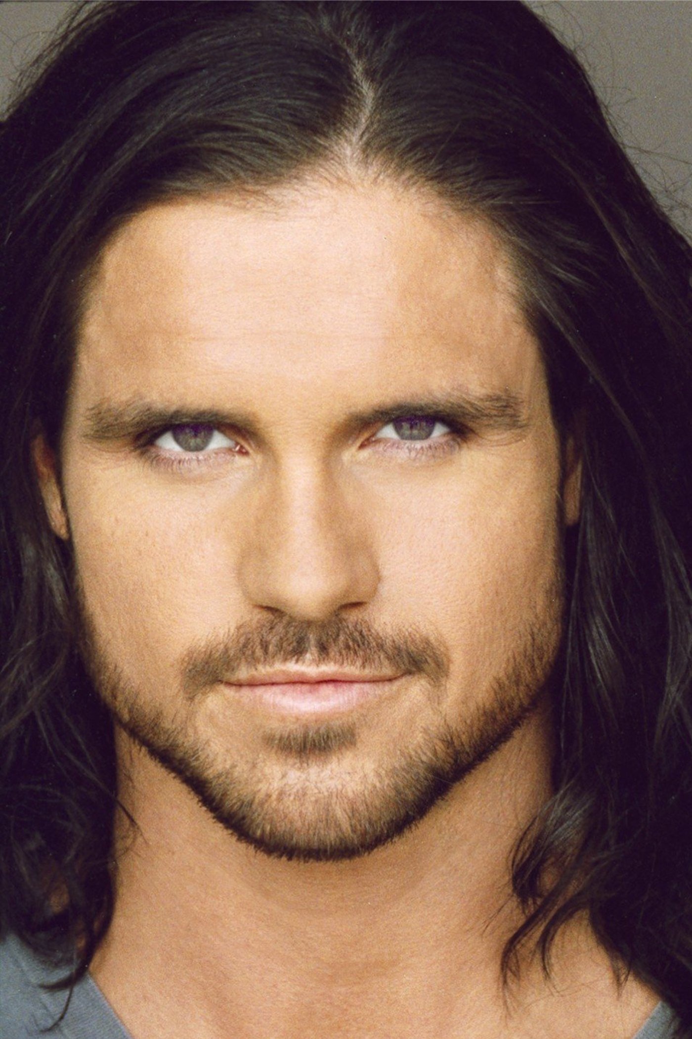 بازیگر John Hennigan  