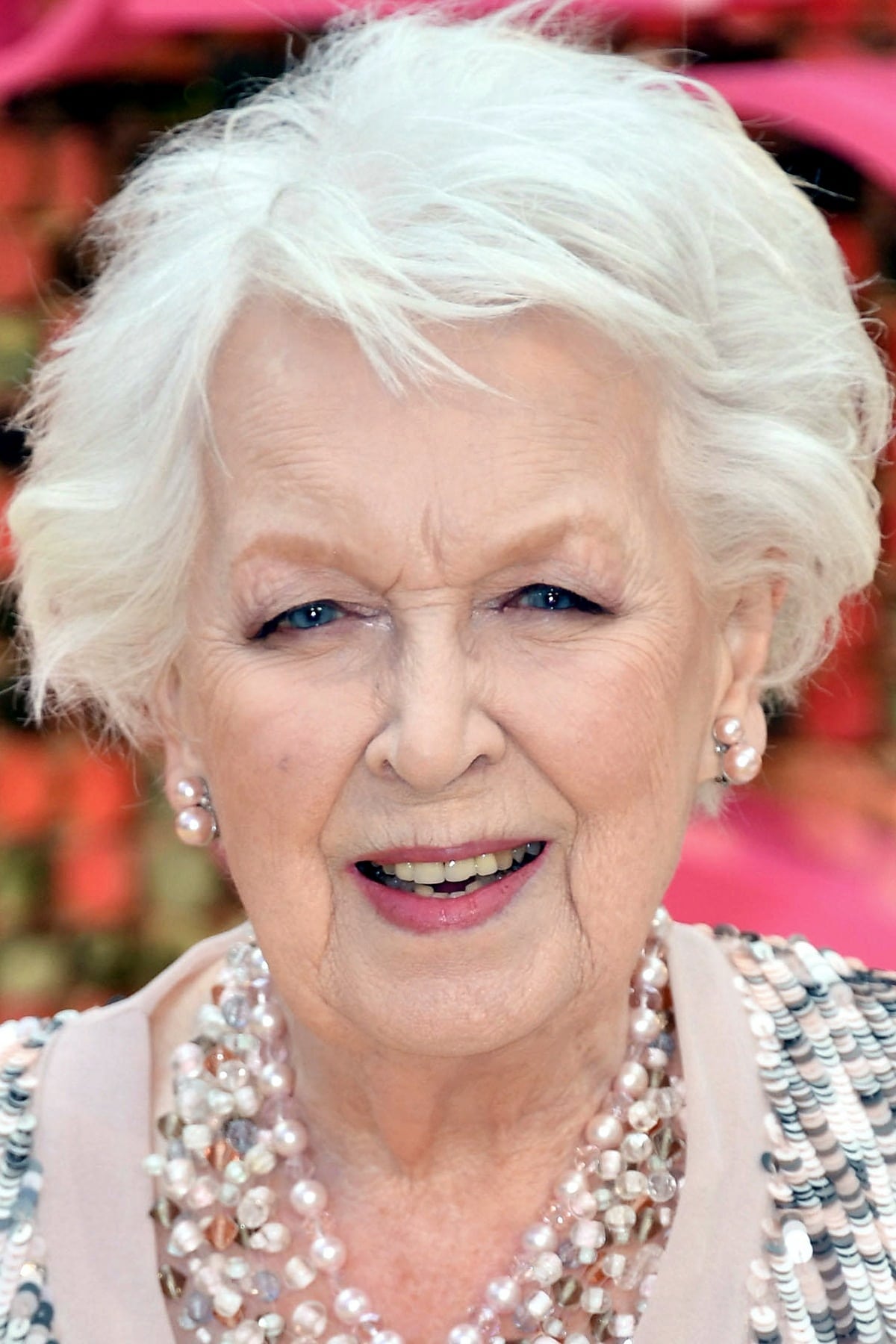 بازیگر June Whitfield  