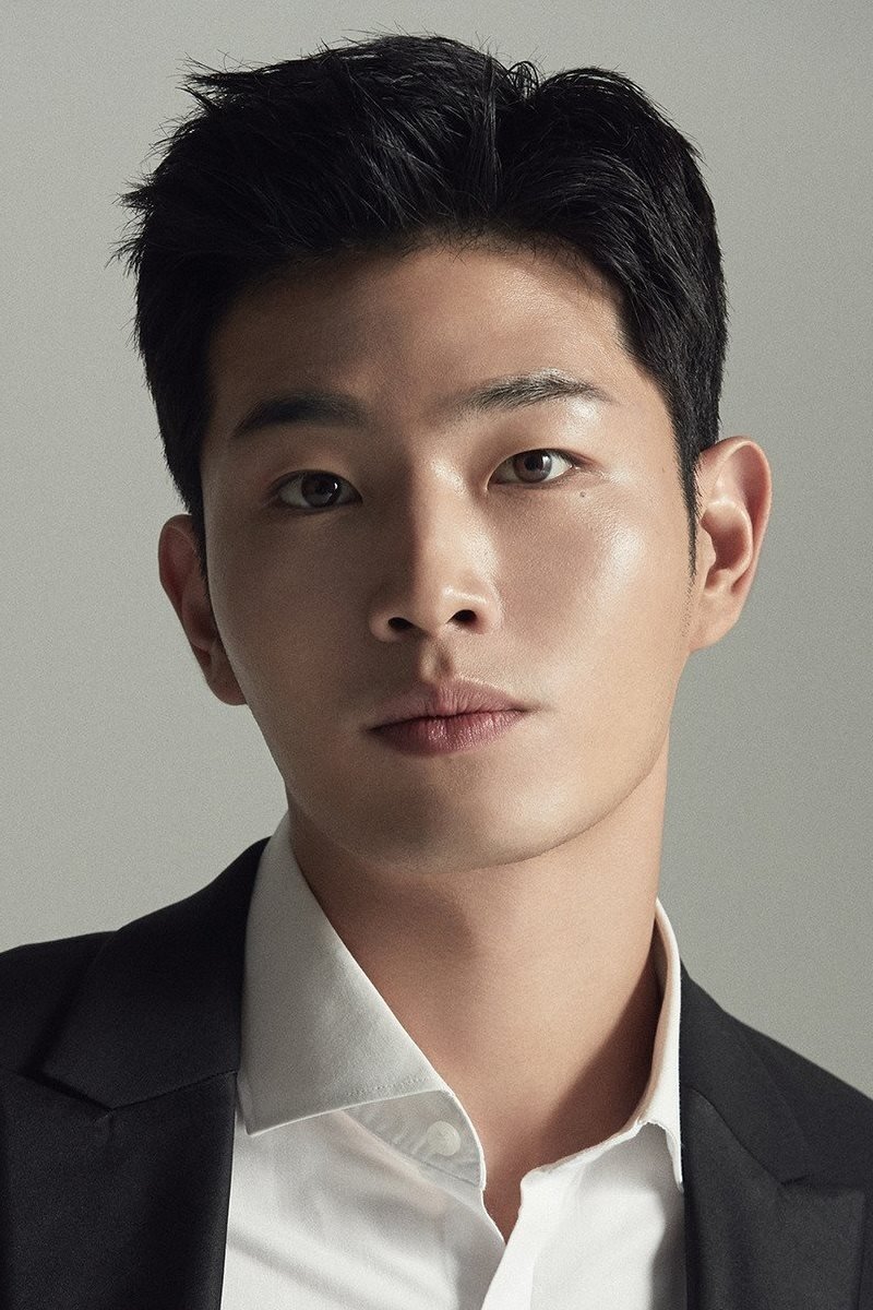 بازیگر Lee Dong-ju  