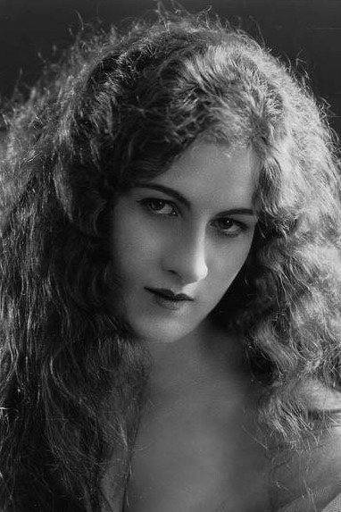 بازیگر Mildred Moore  