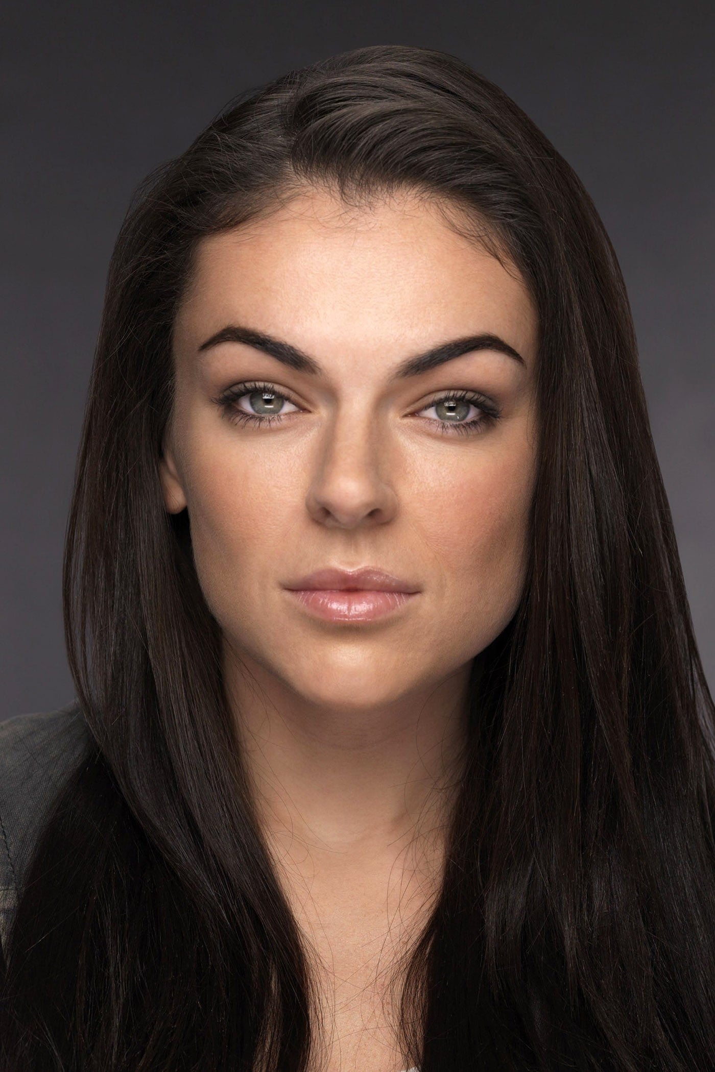 بازیگر Serinda Swan  