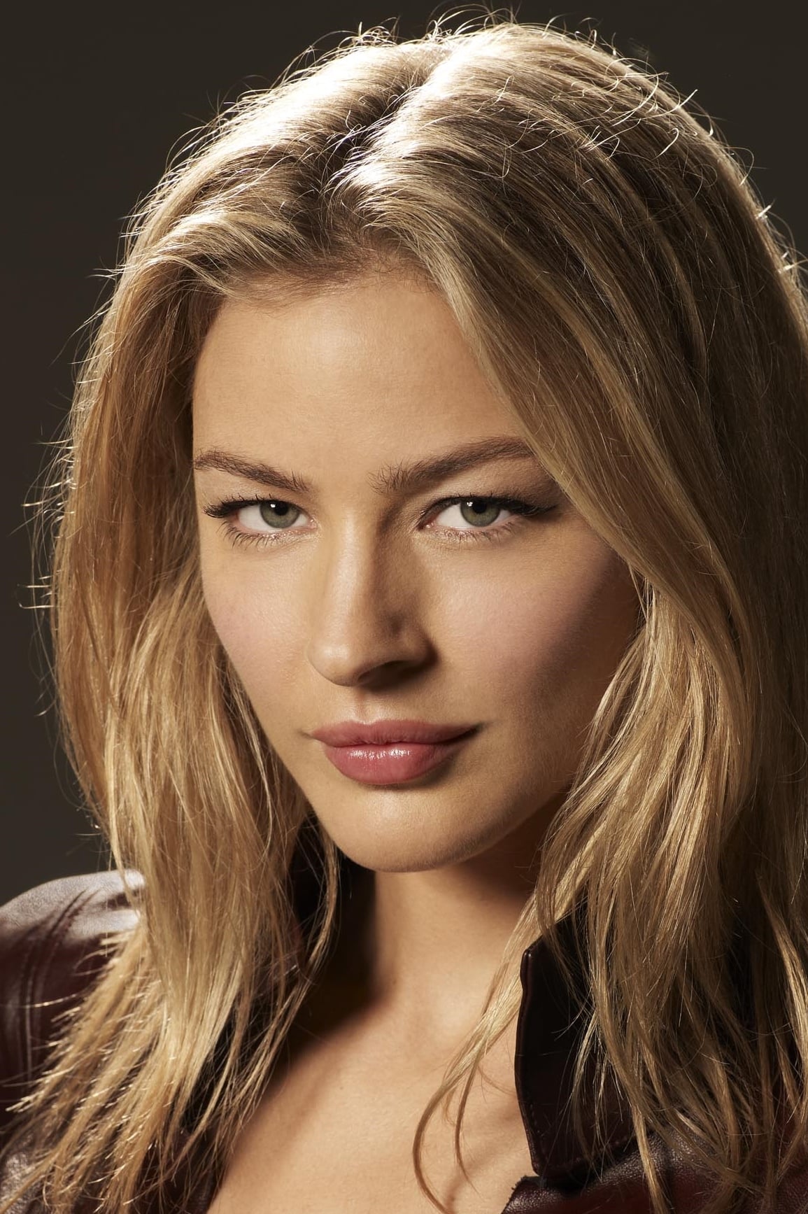 بازیگر Tabrett Bethell  