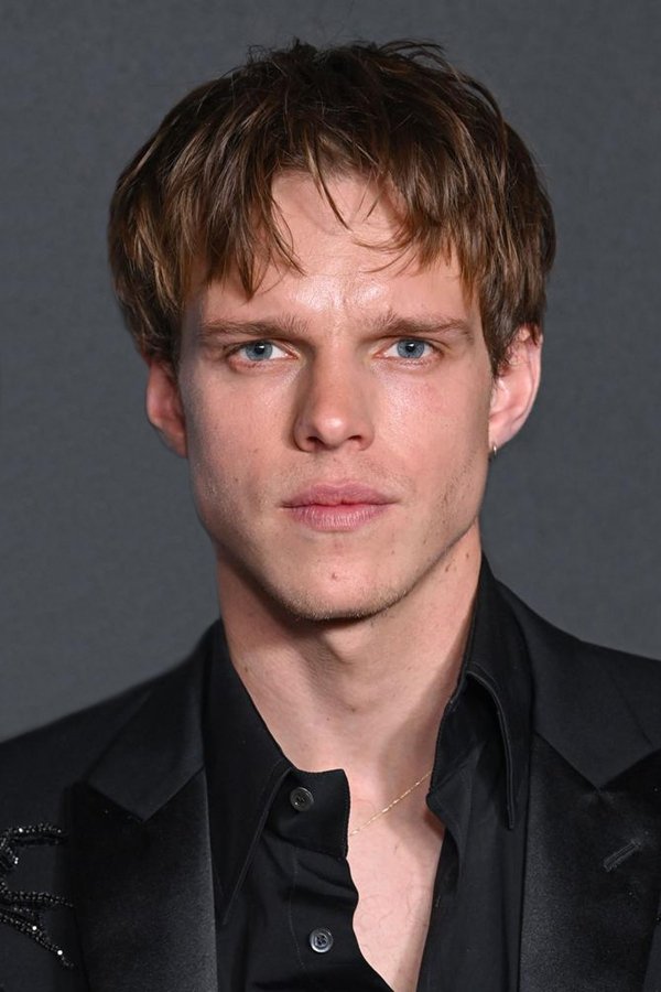 بازیگر Finn Bennett  