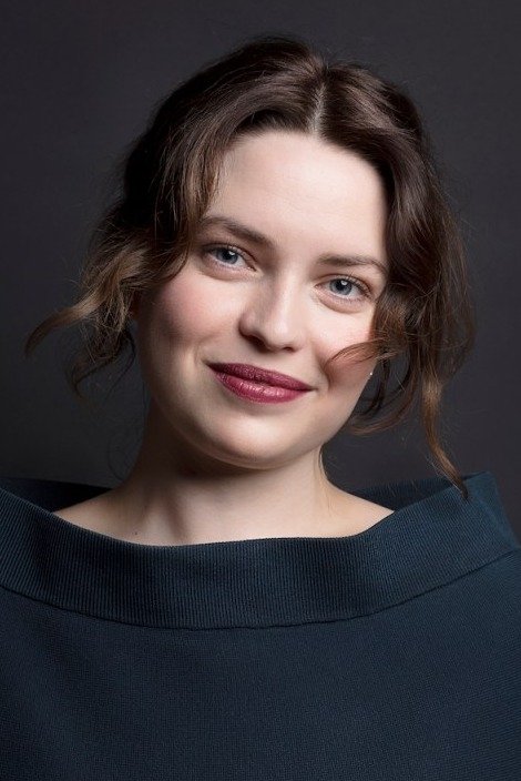 بازیگر Ester Kuntu  