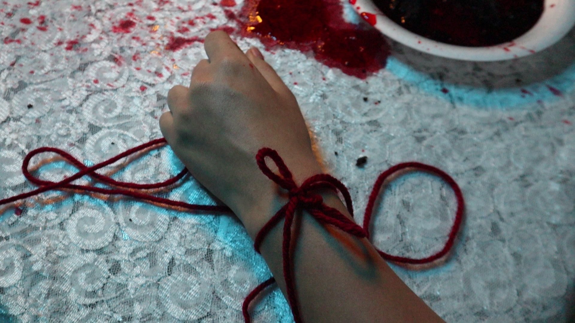 Hilo y Pastel de Sangre|Hilo y Pastel de Sangre