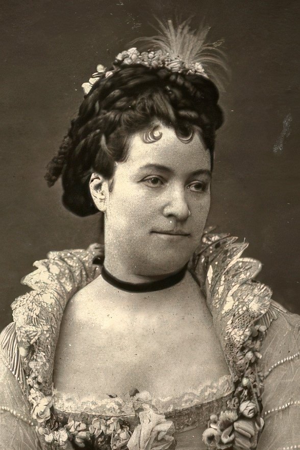 بازیگر Louise Marquet  
