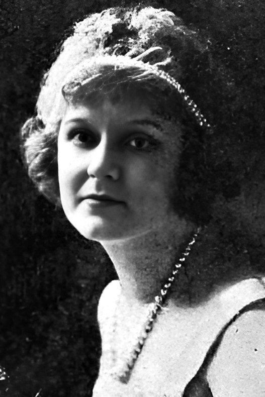 بازیگر Mae Gaston  