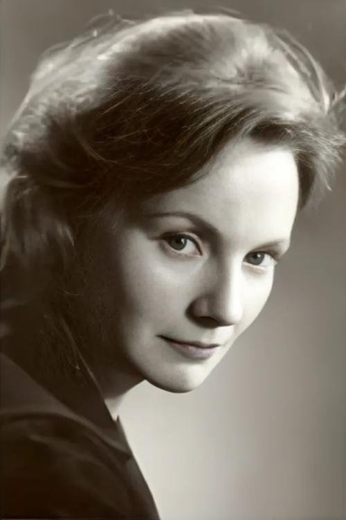 بازیگر Dilys Hamlett  