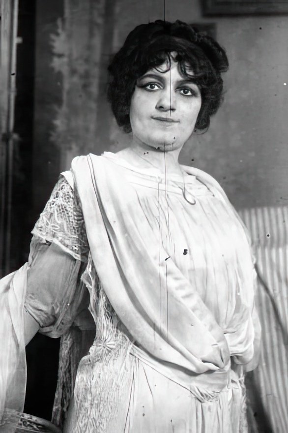 بازیگر Madeleine Roch  