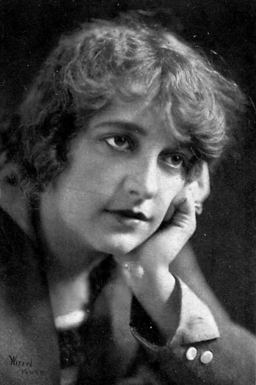 بازیگر Dolly Larkin  