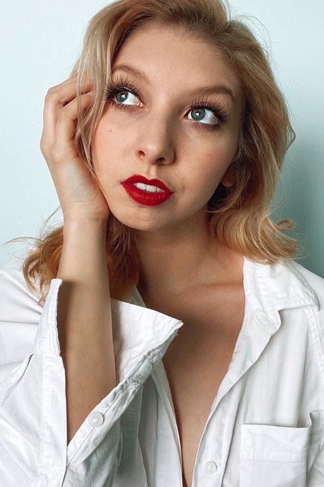 بازیگر Caitlin Loretta  