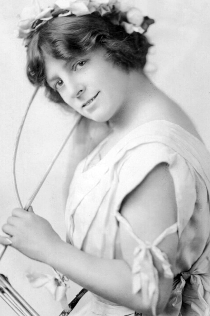 بازیگر Alice Lloyd  