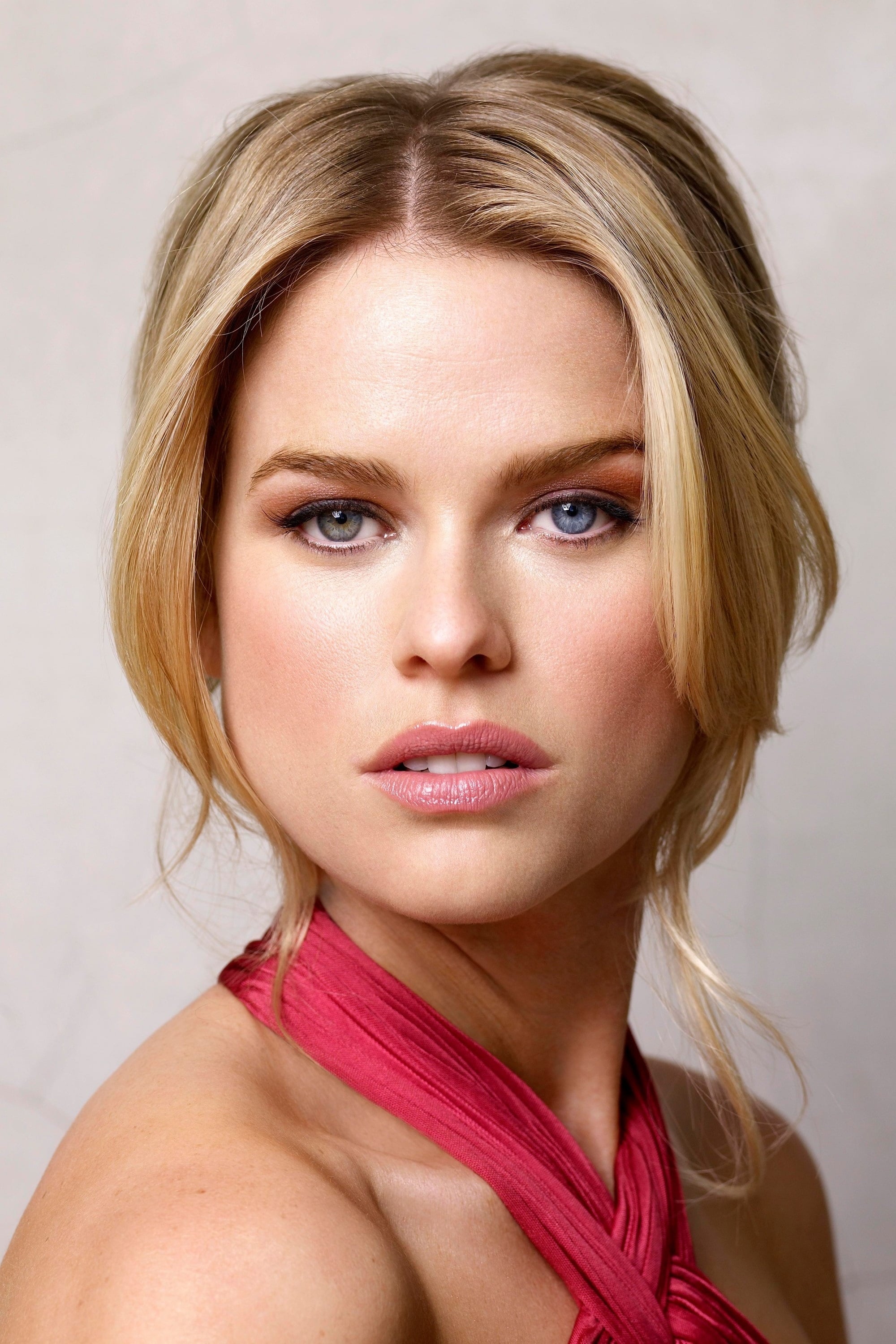 بازیگر Alice Eve  