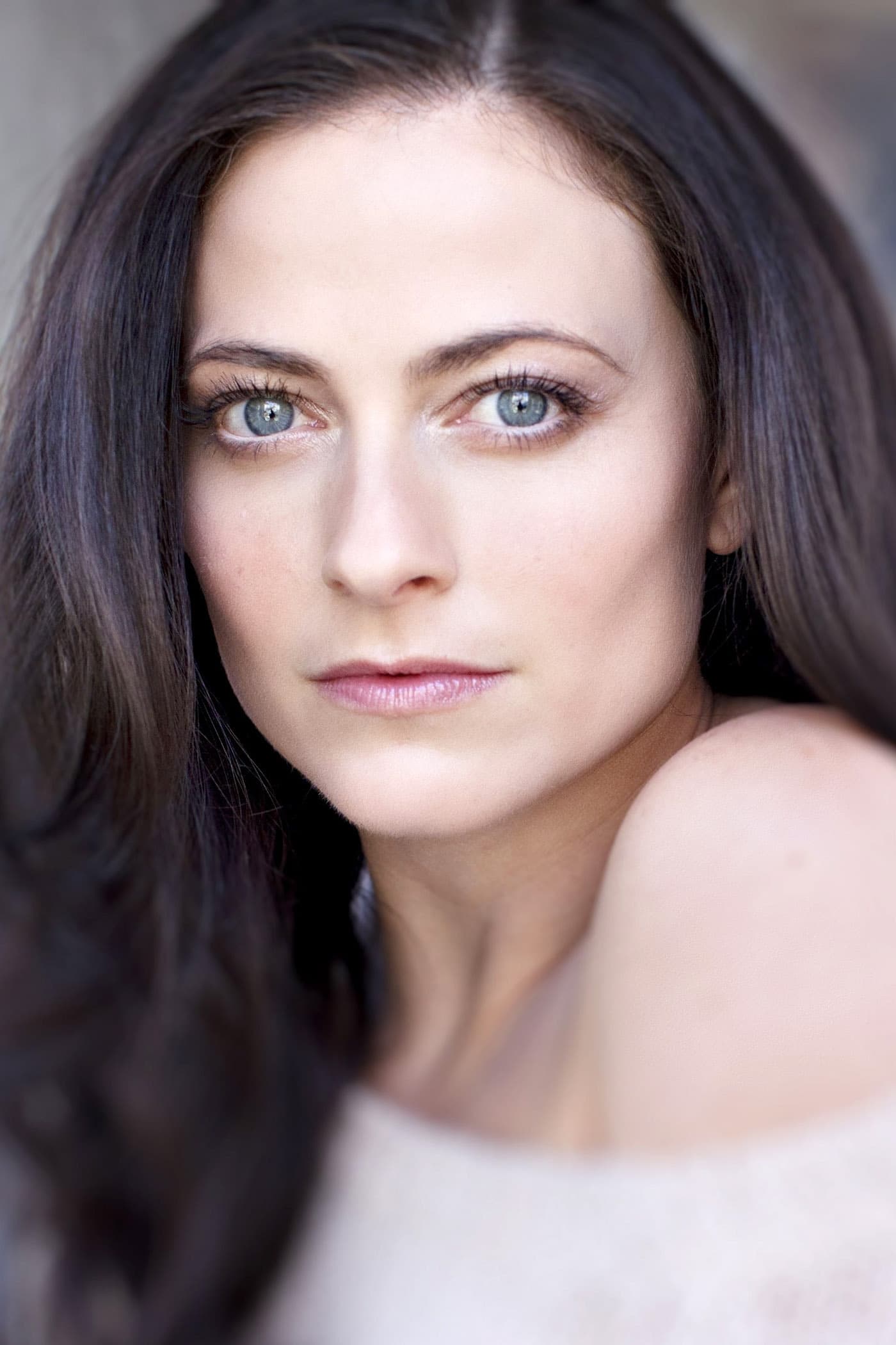 بازیگر Lara Pulver  