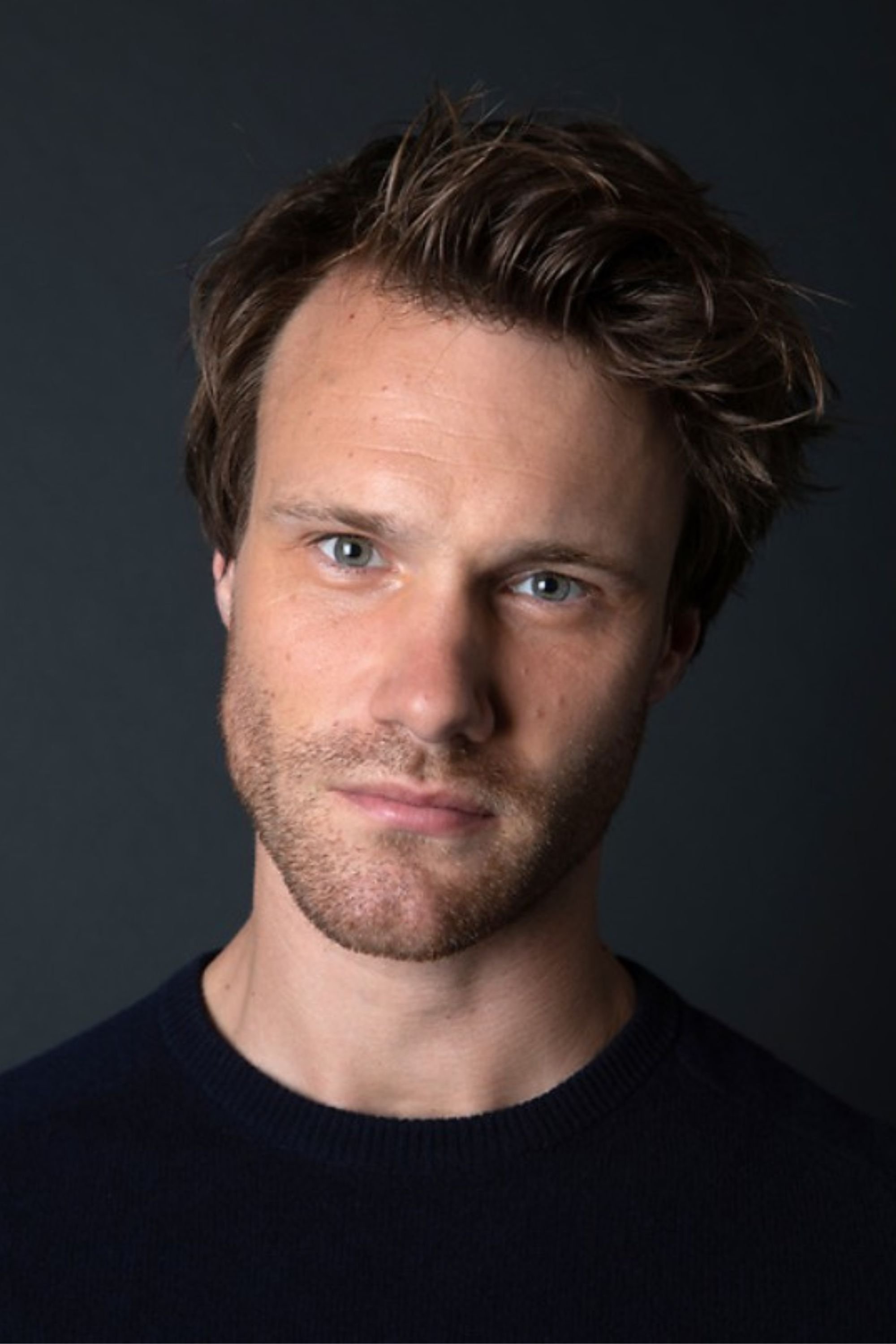 بازیگر Hugh Skinner  