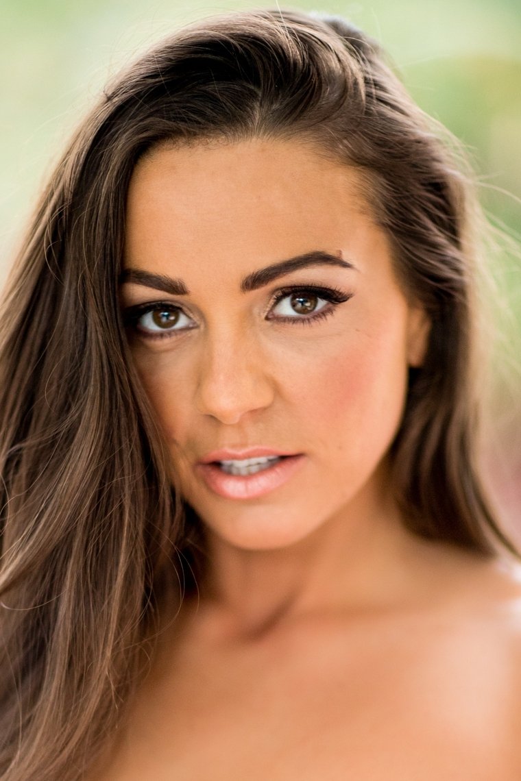 بازیگر Abigail Mac  
