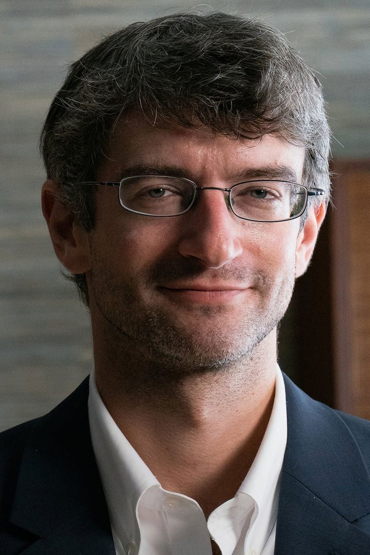 بازیگر Leon Neyfakh  