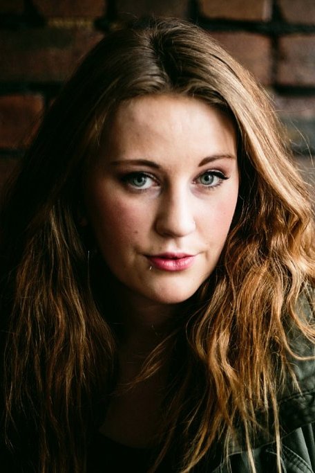 بازیگر Annie Drury  