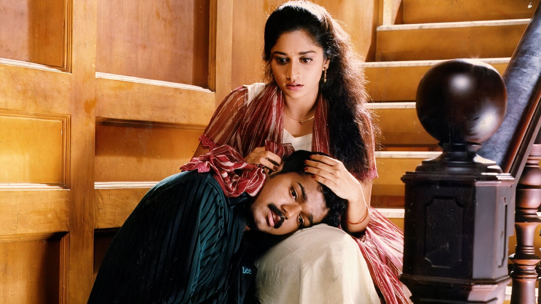 கண்ணுக்குள் நிலவு|கண்ணுக்குள் நிலவு